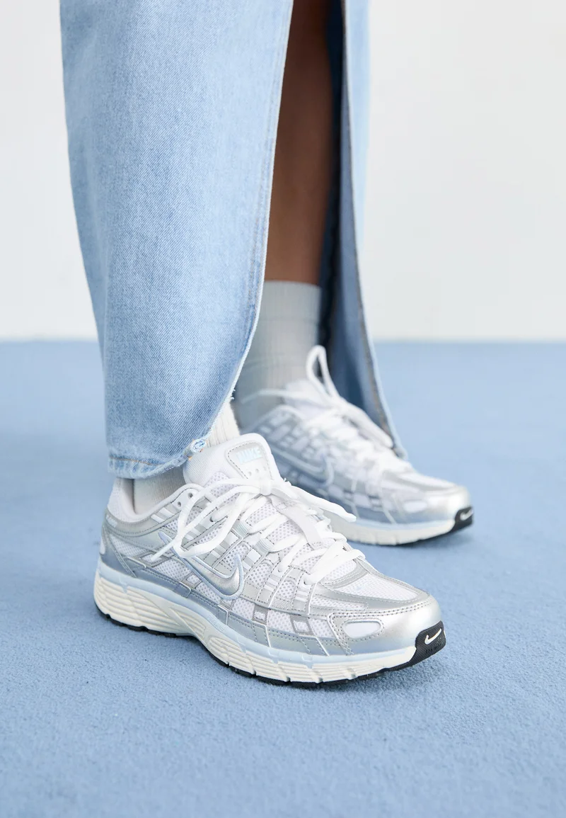 Nike Sportswear P 6000 - Low-Top-Sneaker - white/metalic silver/blue tint/sail/black/weiß - Zalando.ch